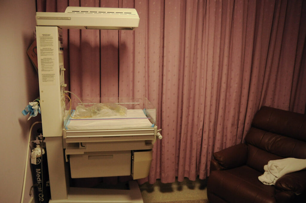 photo of hospital bassinet in delivery room